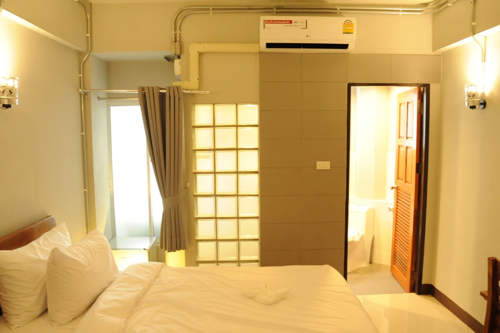 desk, rollaway beds, free wifi