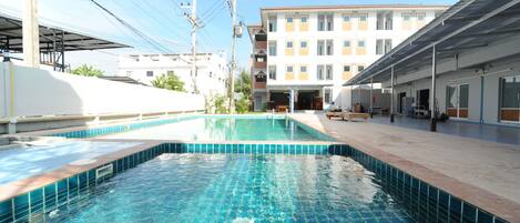 Piscine extérieure, chaises longues