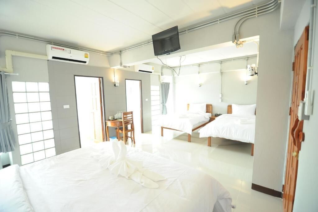 desk, rollaway beds, free wifi