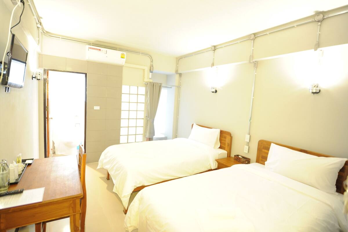 Twin Room | Desk, rollaway beds, free WiFi