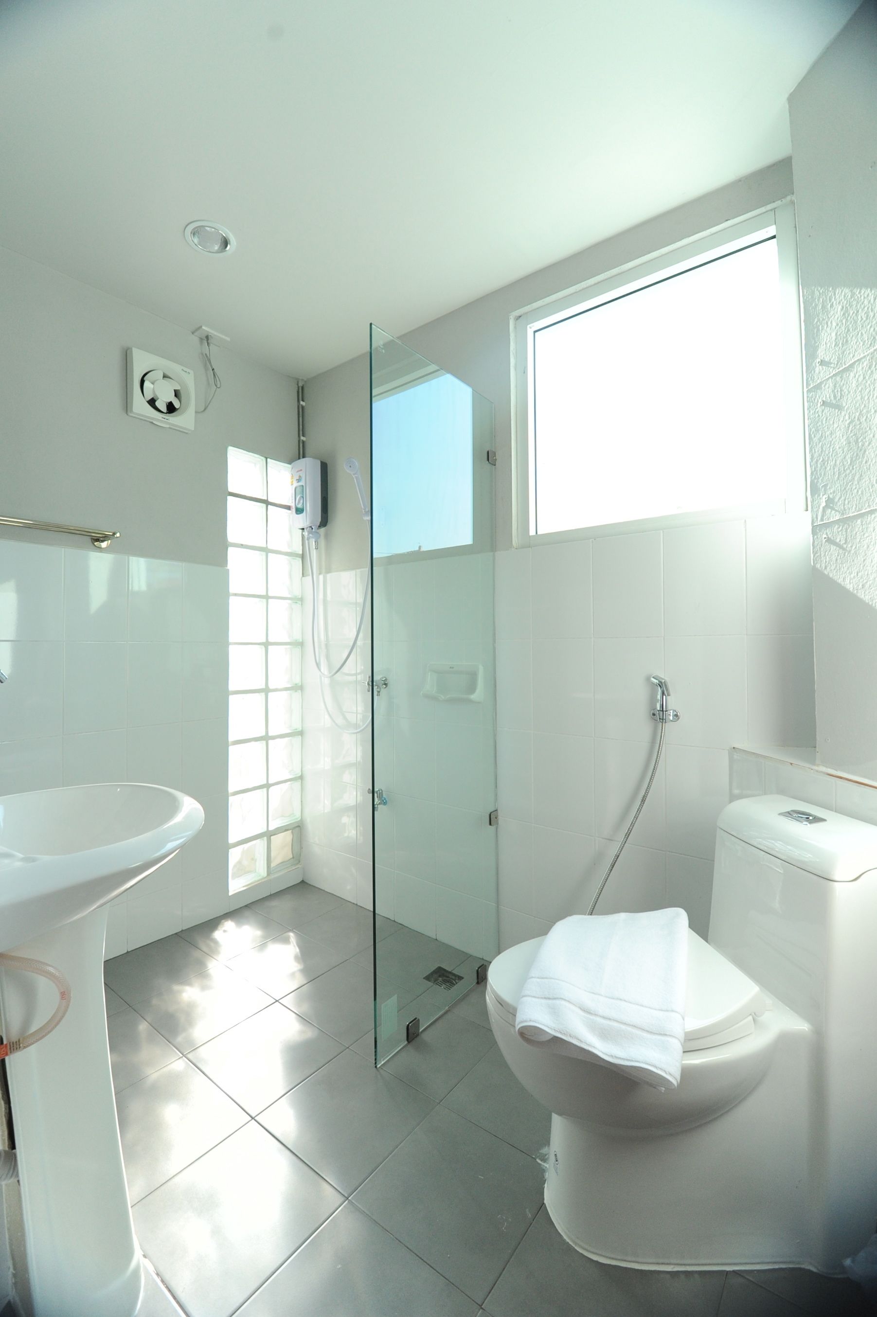 double room | bathroom | shower, free toiletries, hair dryer, towels