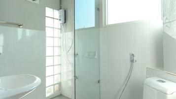 Double Room | Salle de bain | Douche, articles de toilette gratuits, sèche-cheveux