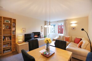 Comfort Apartment, 2 Bedroom (7 Chessels Court, Royal Mile, EH8 8AD) | Living area | Flat-screen TV, books - Edinburgh Landmarks Apartments (Edinburgh)