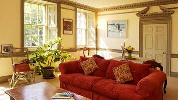 Signature Apartment, 2 Bedrooms (5 Chessels Court, Royal Mile, EH8 8AD) | Living room | Flat-screen TV, books