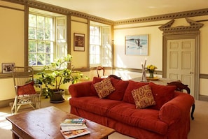 特色公寓, 2 間臥室 (5 Chessels Court, Royal Mile, EH8 8AD) | 客廳 | 平面電視、書籍