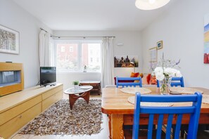 Family Apartment, 2 Bedrooms (7 Chessels Court, Royal Mile, EH8 8AD) | Television