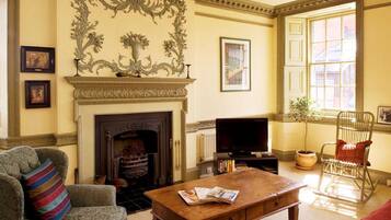 Signature Apartment, 2 Bedrooms (5 Chessels Court, Royal Mile, EH8 8AD) | Living room | Flat-screen TV, books