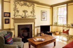 特色公寓, 2 間臥室 (5 Chessels Court, Royal Mile, EH8 8AD) | 客廳 | 平面電視、書籍