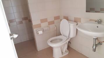 Quarto casal superior | Banheiro | Chuveiro, produtos de toalete grátis, toalhas de banho