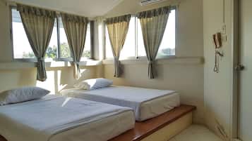 Escritorio, wifi gratis y ropa de cama