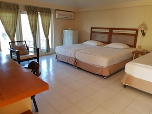 Triple Room | Desk, free WiFi, bed sheets