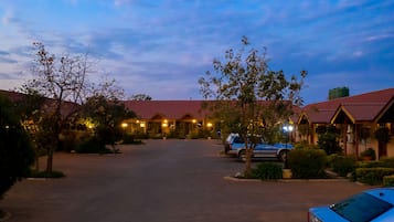 Departamento ejecutivo, 2 habitaciones | Estacionamiento | Estacionamiento gratis