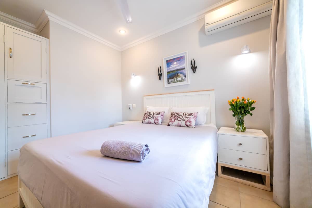 2 habitaciones, caja de seguridad en la habitación y escritorio