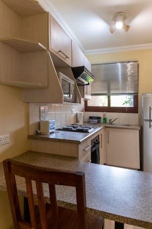 Refrigerador con freezer, microondas, horno, placa de cocina