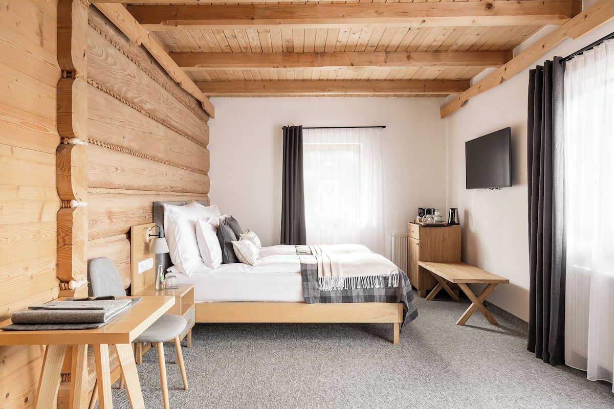 Deluxe Double or Twin Room, Balcony | Iron/ironing board, free cribs/infant beds, free WiFi, bed sheets