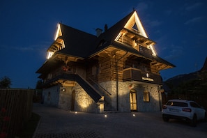 Front of property – evening/night - Willa Malinowa (Zakopane)