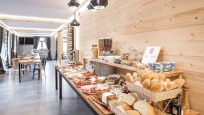Un buffet con diversi cibi e cestini di pane.