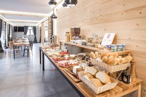 Free daily buffet breakfast