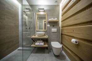 Doppia Deluxe, balcone | Bagno | Doccia, set di cortesia gratuito, asciugacapelli, asciugamani