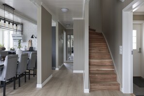 Premium bedding, pillow-top beds, soundproofing, iron/ironing board - Solsiden Brygge (Vestvågøy)