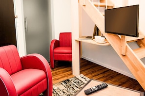 Doppelzimmer (kleines Penthouse Zugang Dachterasse) | Wohnbereich | Flachbildfernseher