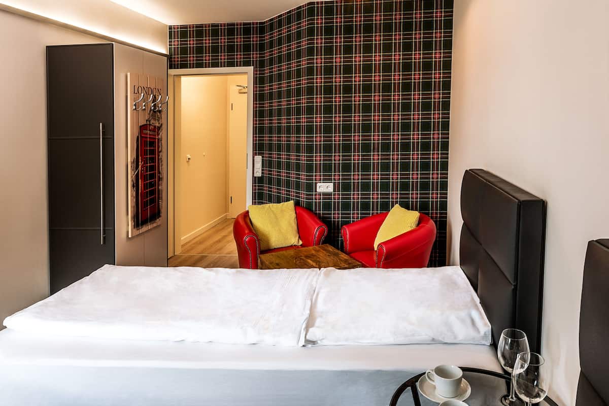 Habitación doble Confort (Standard Doppelzimmer) | Área de sala de estar | Televisión de pantalla plana