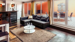 Studio – deluxe, 1 soverom, terrasse (Sauna 25€ per day) | Oppholdsområde | Flatskjerm-TV