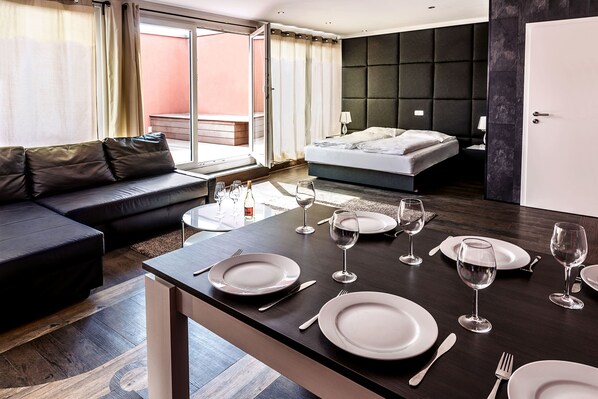 Deluxe-Studio, 1 Schlafzimmer, Terrasse (Sauna 25€ per day) | Wohnbereich | Flachbildfernseher