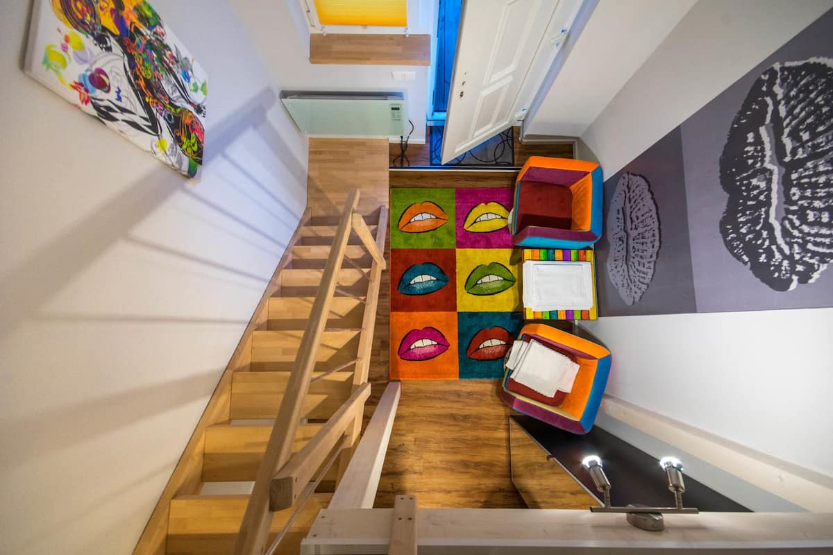 Habitación doble (kleines Penthouse Zugang Dachterasse) | Área de sala de estar | Televisión de pantalla plana