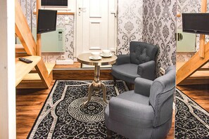 Double Room (kleines Penthouse Zugang Dachterasse) | Living area | Flat-screen TV