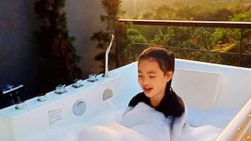 Minibar, decoración personalizada, wifi gratis y ropa de cama