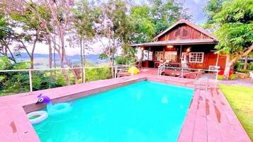 Kirirath Pool Villa | Vardagsrum | 36-tums platt-tv med kabelkanaler och tv