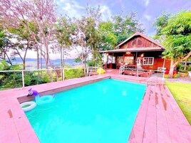 Kirirath Pool Villa | Coin séjour | Télévision à écran plat de 36 pouces avec chaînes par câble, tél évision