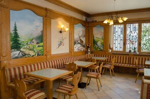 Dagelijks ontbijtbuffet (EUR 5 per persoon)