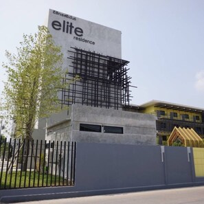 A modern building with a sign reading "elite residence". - Elite Residence Phitsanulok (Phitsanulok)