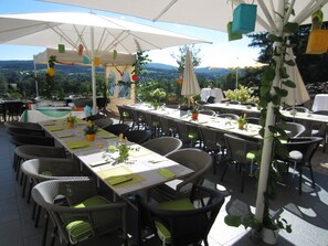 Lunch and dinner served, al fresco dining 