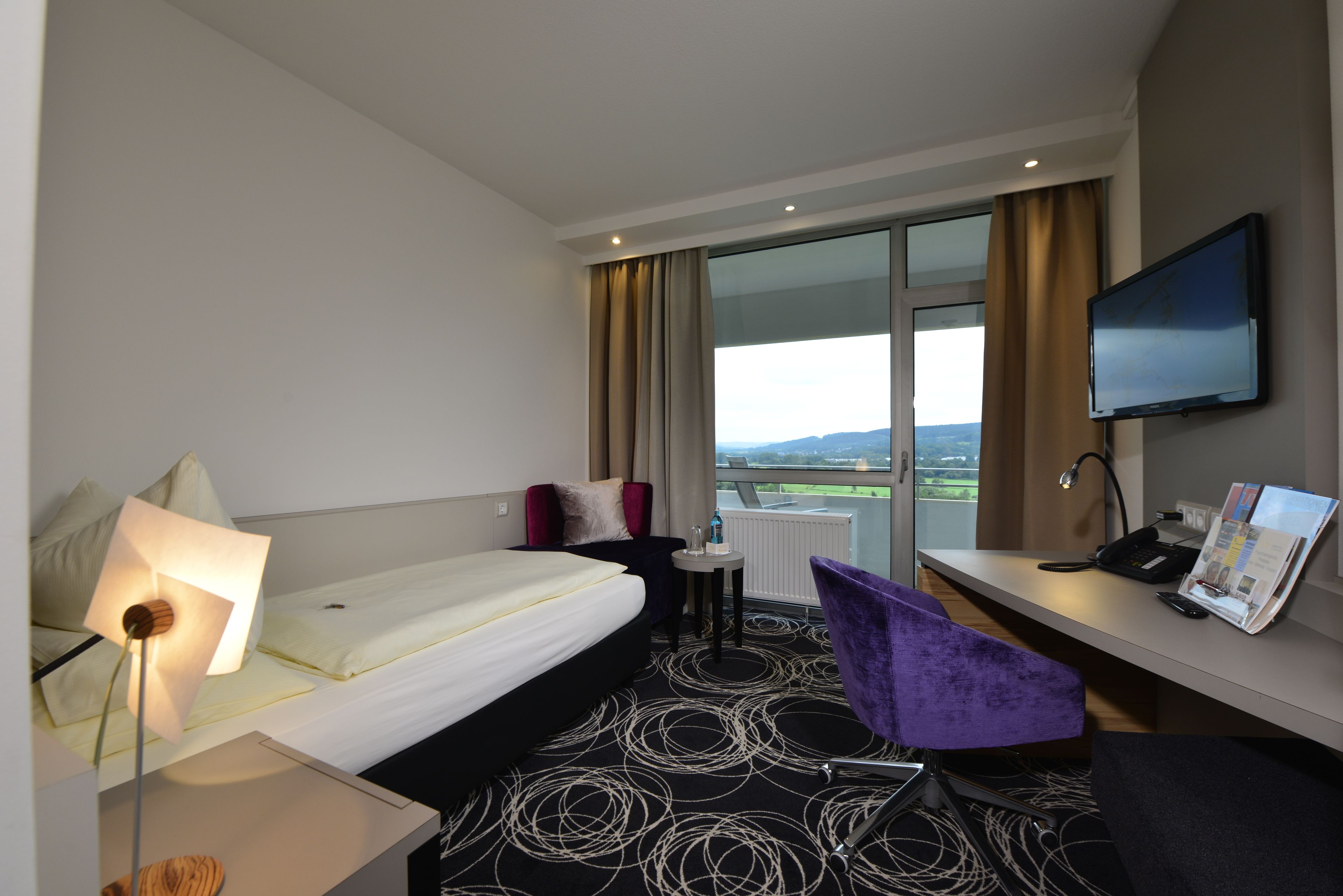 Ropa de cama hipoalergénica y caja de seguridad en la habitación 