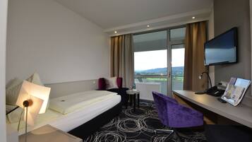 Allergiatestatut vuodevaatteet, tallelokero huoneessa, työpöytä