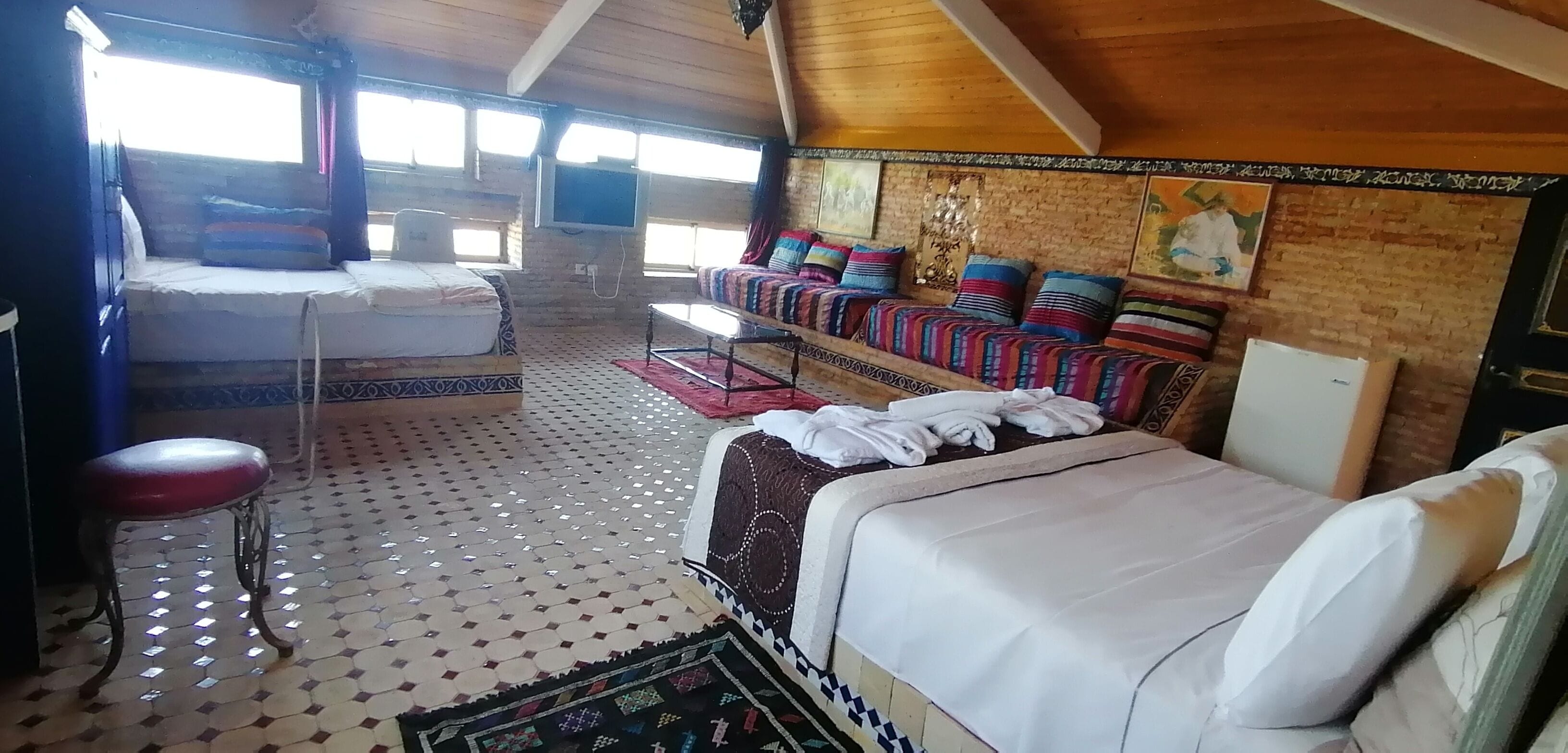 特色装修、特色家居、办公桌、遮光窗帘