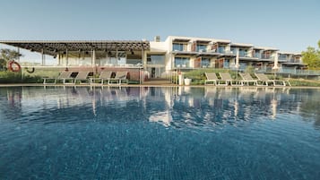 Piscina externa, guarda-sóis, espreguiçadeiras