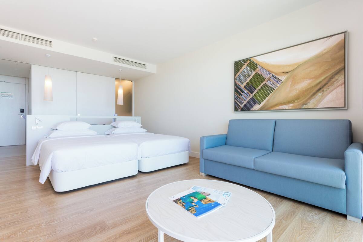 Minibar, caja de seguridad en la habitación y escritorio 
