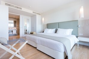 Suite, balcón, vista al mar | Minibar, caja de seguridad en la habitación y escritorio 