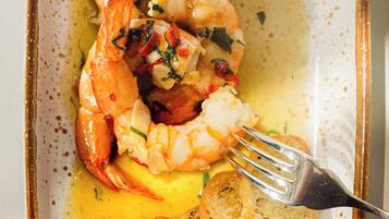 A plate of food with shrimp and bread.
