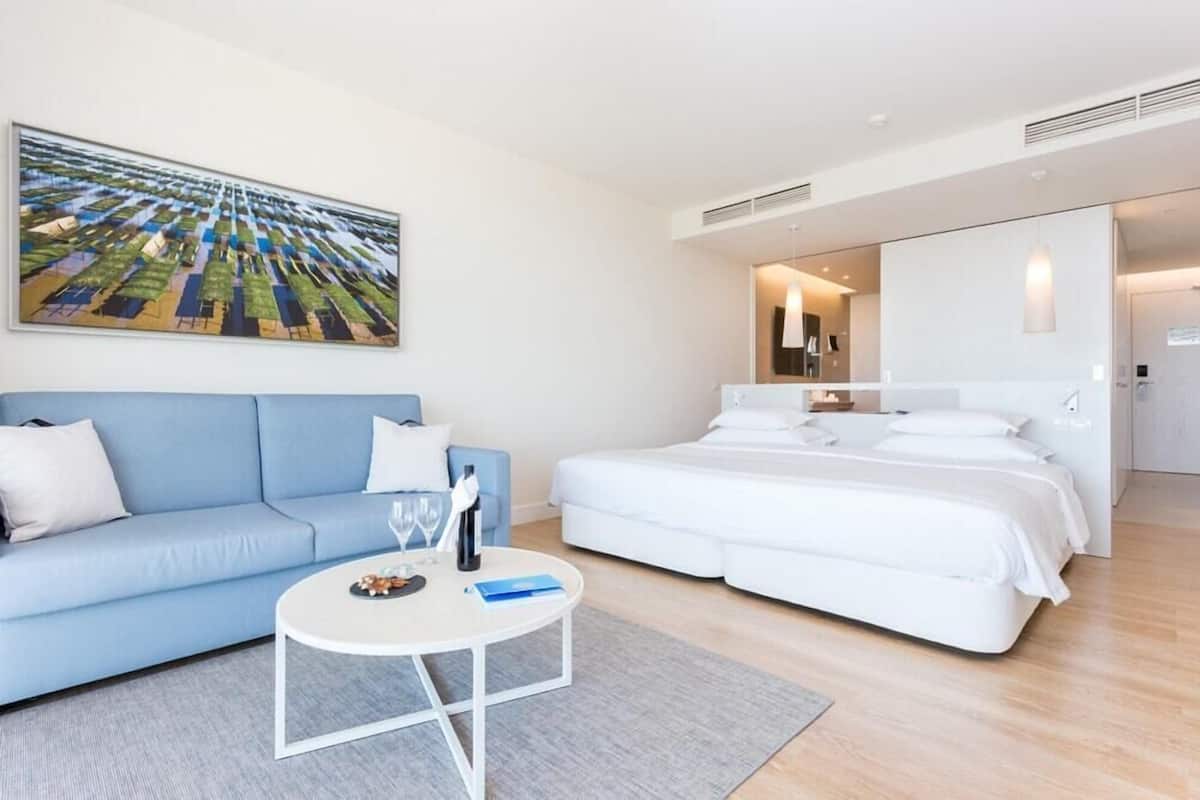 Minibar, caja de seguridad en la habitación y escritorio 