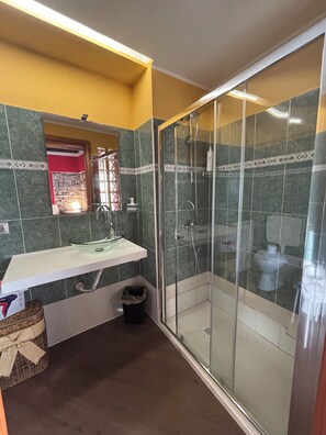 Ducha, artículos de tocador gratuitos, secador de pelo, toallas