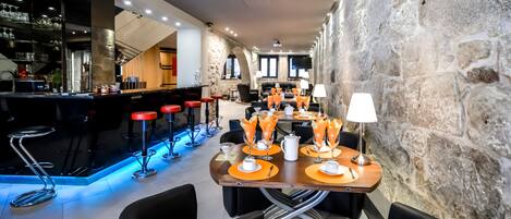 Desayuno continental (EUR 13 por persona)