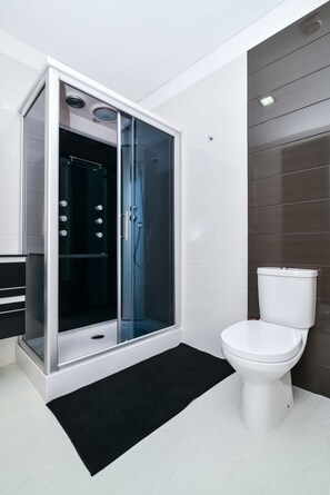 Studio, 1 Double Bed, Kitchenette | Bathroom | Shower, rainfall showerhead, free toiletries, hair dryer
