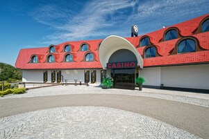 Un casino con un techo rojo característico y una entrada en arco.