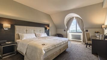 Select Comfort beds, in-room safe, desk, soundproofing