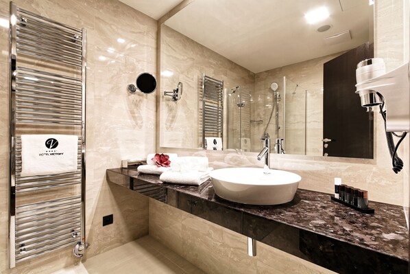Free toiletries, hair dryer, towels - Hotel Victory (Popuvky)